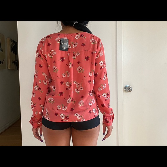 FLORAL BUTTON UP WITH POCKETS NWT - Picture 8 of 8
